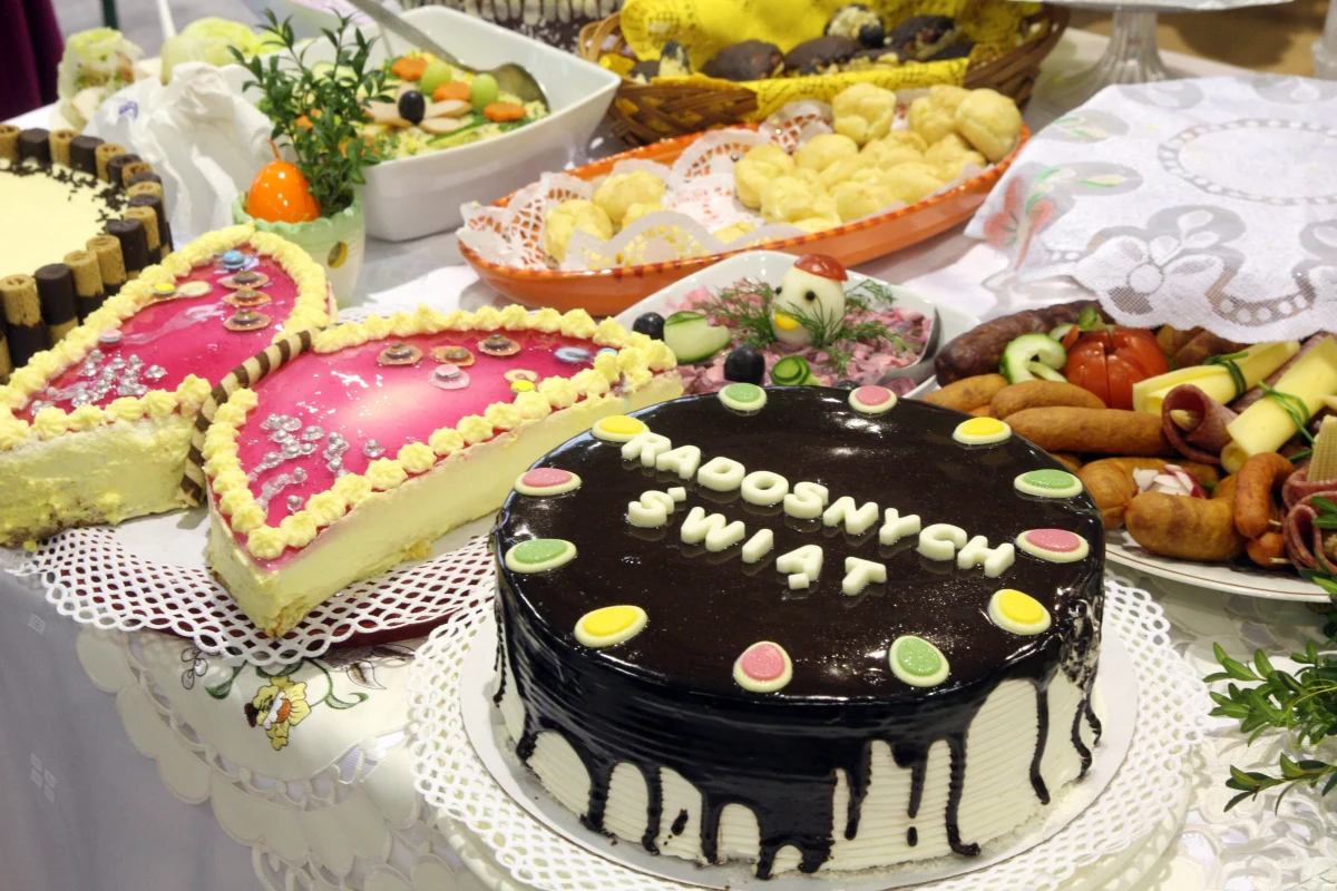 Tradycyjny żurek, jajka z majonezem, warzywna sałatka albo domowe ciasta? Te potrawy można z łatwością na tegoroczną Wielkanoc zamówić! Restauratorzy przyznają, że w tym roku zainteresowanie świątecznym cateringiem jest dużo większe niż przed rokiem.