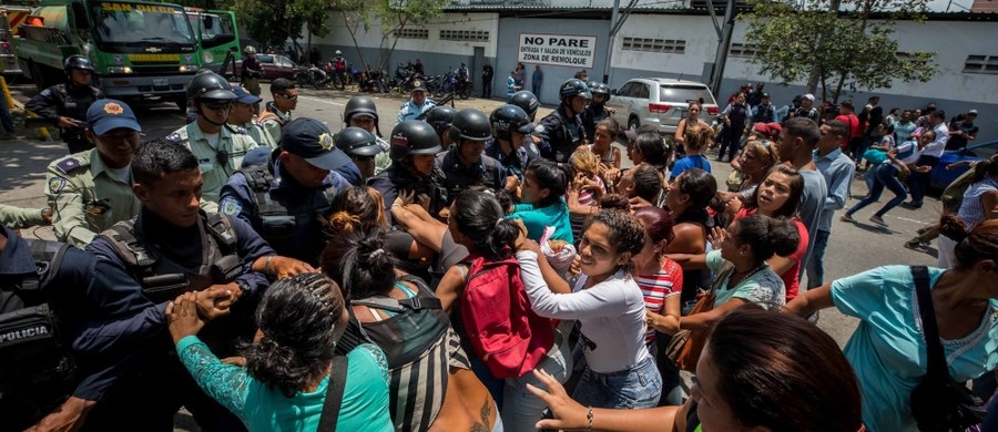 Co najmniej 68 osób zginęło w zamieszkach i pożarze, do którego doszło w areszcie śledczym w mieście Valencia w północnej Wenezueli - poinformowała wenezuelska prokuratura i świadkowie. Pożar został ugaszony.