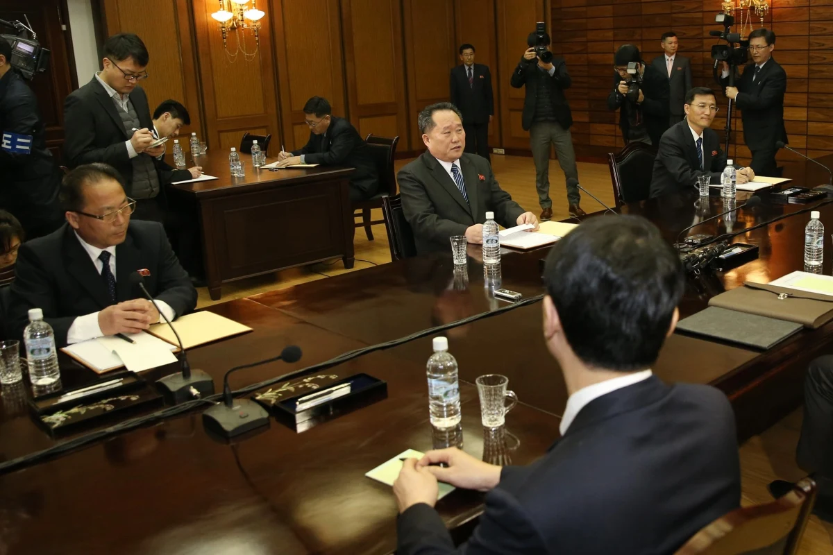 Szczyt z udziałem prezydenta Korei Południowej Mun Dze Ina i przywódcy Korei Północnej Kim Dzong Una odbędzie się 27 kwietnia - poinformowali w czwartek przedstawiciele rządu w Seulu, którzy odbyli rozmowy na wysokim szczeblu ze swoimi odpowiednikami z Północy.Przedstawiciele władz obu Korei ustalili wcześniej w marcu, że szczyt odbędzie się po południowej stronie wioski Panmundżom, w strefie zdemilitaryzowanej na granicy obu państw.