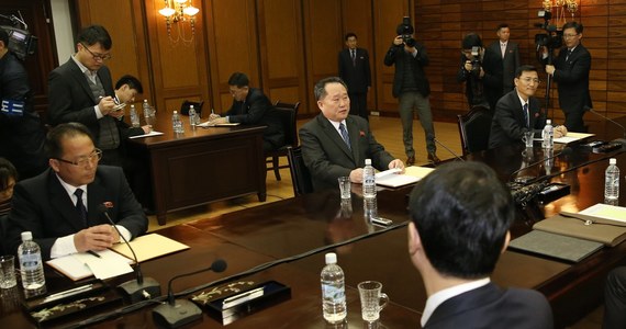 Szczyt z udziałem prezydenta Korei Południowej Mun Dze Ina i przywódcy Korei Północnej Kim Dzong Una odbędzie się 27 kwietnia - poinformowali w czwartek przedstawiciele rządu w Seulu, którzy odbyli rozmowy na wysokim szczeblu ze swoimi odpowiednikami z Północy.Przedstawiciele władz obu Korei ustalili wcześniej w marcu, że szczyt odbędzie się po południowej stronie wioski Panmundżom, w strefie zdemilitaryzowanej na granicy obu państw.