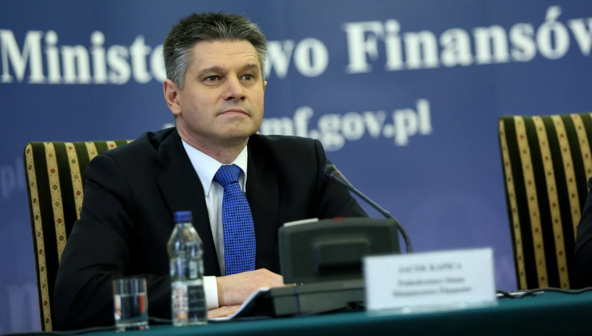 Jacek Kapica, wiceminister finansów w rządzie PO-PSL, został zatrzymany przez Centralne Biuro Antykorupcyjne. Funkcjonariusze działali na zlecenie Prokuratury Okręgowej w Białymstoku, która prowadzi śledztwo związane z aferą hazardową. Kapica - jak ustalił reporter RMF FM Krzysztof Zasada - ma usłyszeć zarzut niedopełnienia obowiązków.