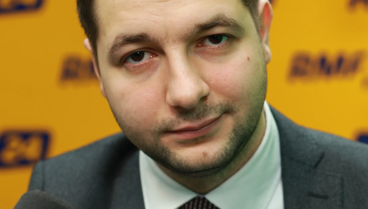 Zobaczymy, jaki będzie wniosek prokuratury - tak Patryk Jaki odpowiada w Porannej rozmowie w RMF FM na pytanie, czy zatrzymany dziś rano wiceminister finansów w rządzie PO-PSL Jacek Kapica zostanie aresztowany. Chodzi o kwotę ponad 20 mld złotych, które miały wypłynąć w wyniku afery hazardowej - podkreśla wiceminister sprawiedliwości. "Z moich informacji wynika, że rząd PO, czy ówczesne władze prokuratury próbowały "skręcić" tę sprawę, dzisiaj do niej wrócono, pozwolono prowadzić dokładnie temu samemu prokuratorowi tę sprawę i okazało się, że są silne dowody" - mówi gość Roberta Mazurka. Nie wyklucza też kolejnych zatrzymań w tej sprawie. Wiceminister sprawiedliwości komentuje również wczorajszy sondaż, w którym PiS trafi 12 proc. "Z pokorą podchodzimy do tego typu badań" - zapewnia. "Staramy się odchudzić administrację, żadnych premii w tym roku, ciężka służba dla państwa, dla obywateli. Wyciągamy wnioski, idziemy do przodu, nie będziemy tego typu praktyk na pewno powtarzać" - tak odpowiada na pytanie, czy przyznanie premii ministrom było błędem. Na pytanie, czy chce doprowadzić Hannę Gronkiewicz-Waltz w kajdankach na posiedzenie komisji reprywatyzacyjnej, Jaki odpowiada: Wolałbym tego nie robić. "Widać, że pani prezydent po prostu ma coś do ukrycia, boi się zeznawać, myślę, że najbardziej boi się przysięgi, w której jest mowa, że jeżeli będzie się kłamało, to grozi do 8 lat pozbawienia wolności" - twierdzi. Jaki dodaje, że liczy się z tym, iż za rozliczanie prywatyzacji sam może stanąć przed Trybunałem Stanu. 