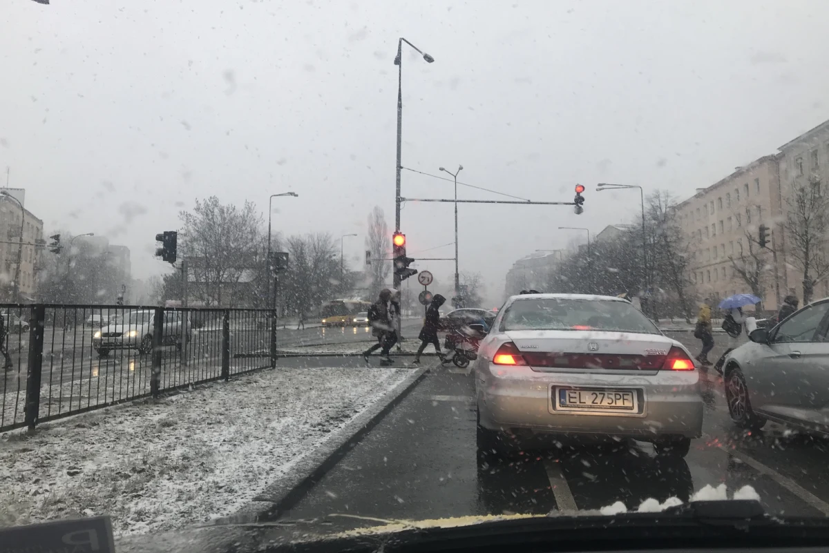 ​Instytut Meteorologii i Gospodarki Wodnej wydał ostrzeżenia 1. stopnia dla ośmiu województw w związku z opadami śniegu, a w pięciu województwach obowiązuje 1. stopień zagrożenia ze względu na oblodzenie. Z powodu opadów GDDKiA ostrzega przed utrudnieniami na drogach.