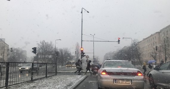 ​Instytut Meteorologii i Gospodarki Wodnej wydał ostrzeżenia 1. stopnia dla ośmiu województw w związku z opadami śniegu, a w pięciu województwach obowiązuje 1. stopień zagrożenia ze względu na oblodzenie. Z powodu opadów GDDKiA ostrzega przed utrudnieniami na drogach.