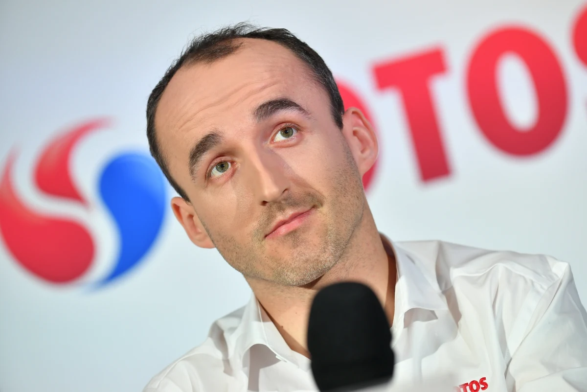 "Poprzedni rok był dla mnie fajny, ale napięty. Długo trwały negocjacje związane z moim powrotem do F1. Nie startuję w wyścigach, ale cieszę z mojej obecnej roli w zespole Williamsa" - mówi w rozmowie z RMF FM Robert Kubica. Rezerwowy kierowca Williamsa przyznaje, że powrót do świata F1 dał mu spokój i spełnienie "Teraz spokojnie sypiam, a to bardzo ważne. Zrozumiałem, jak brakowało mi obecności w paddoku" - podsumowuje ostatnie miesiące Kubica.