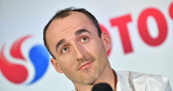 "Poprzedni rok był dla mnie fajny, ale napięty. Długo trwały negocjacje związane z moim powrotem do F1. Nie startuję w wyścigach, ale cieszę z mojej obecnej roli w zespole Williamsa" - mówi w rozmowie z RMF FM Robert Kubica. Rezerwowy kierowca Williamsa przyznaje, że powrót do świata F1 dał mu spokój i spełnienie "Teraz spokojnie sypiam, a to bardzo ważne. Zrozumiałem, jak brakowało mi obecności w paddoku" - podsumowuje ostatnie miesiące Kubica.