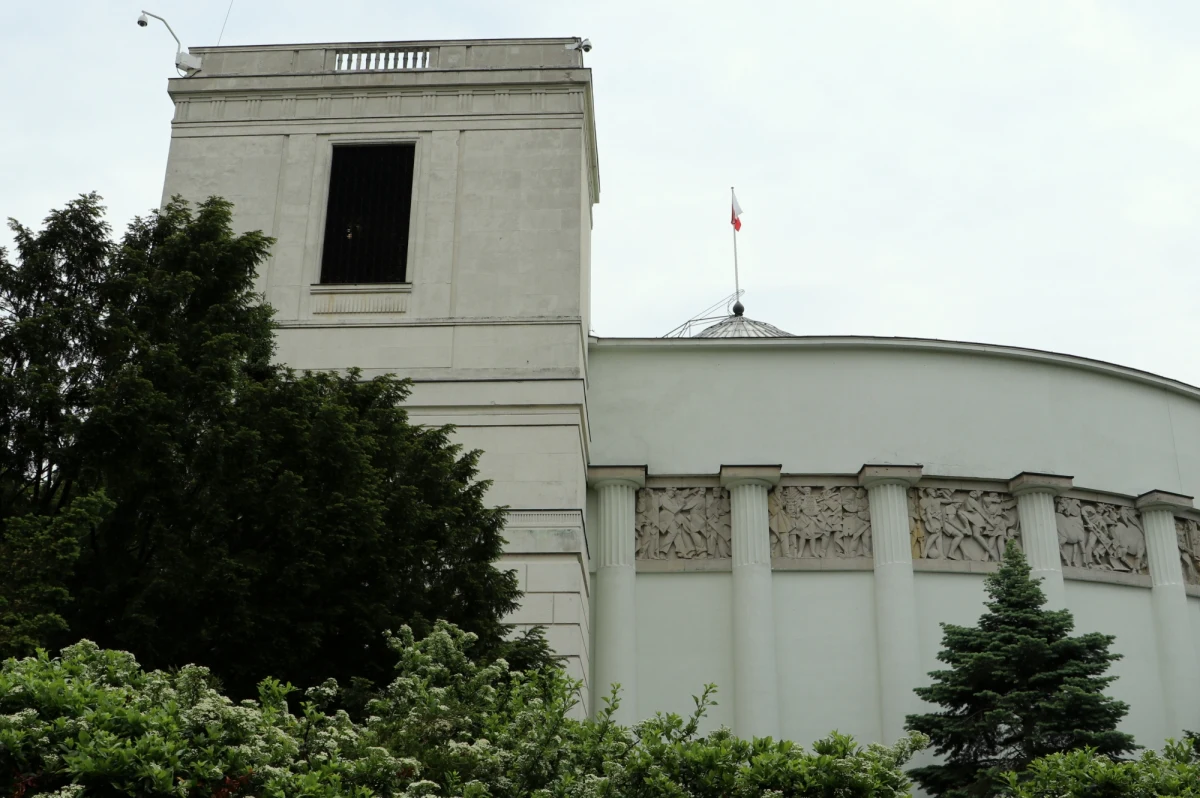 Po świętach złożymy w Sejmie projekt uchwały o powołaniu komisji śledczej ds. nieprawidłowości wokół podatku VAT; komisja mogłaby zacząć działać w maju - zapowiedział  poseł PiS Marcin Horała. Podczas konferencji prasowej w Sejmie posłowie PiS odnieśli się do informacji, że CBA zatrzymało w czwartek rano - na polecenie prokuratury w Białymstoku - b. wiceministra finansów w latach 2008-15 i b. szefa służby celnej Jacka K. Wiceminister sprawiedliwości Patryk Jaki wskazywał wcześniej, że sprawa dotyczy ponad 20 mld zł, które miały wypłynąć w wyniku afery hazardowej.
