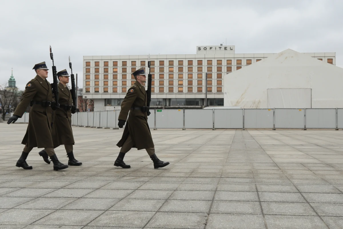 Odsłonięcie pomnika ofiar tragedii smoleńskiej, odsłonięcie kamienia w miejscu, w którym ma stanąć pomnik b. prezydenta Lecha Kaczyńskiego i przemówienia prezydenta Andrzeja Dudy oraz prezesa PiS Jarosława Kaczyńskiego - to niektóre z punktów obchodów VIII rocznicy katastrofy smoleńskiej.