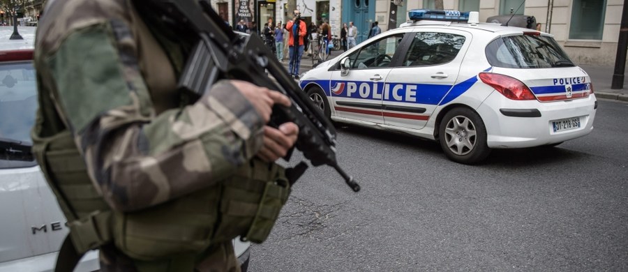 Policja zatrzymała sprawcę ataku na żołnierzy koło Grenoble we Francji. Według miejscowej prefektury napastnik mówiący po arabsku dwukrotnie próbował rozjechać dwóch żołnierzy uprawiających jogging przy drodze prowadzącej do bazy wojskowej.