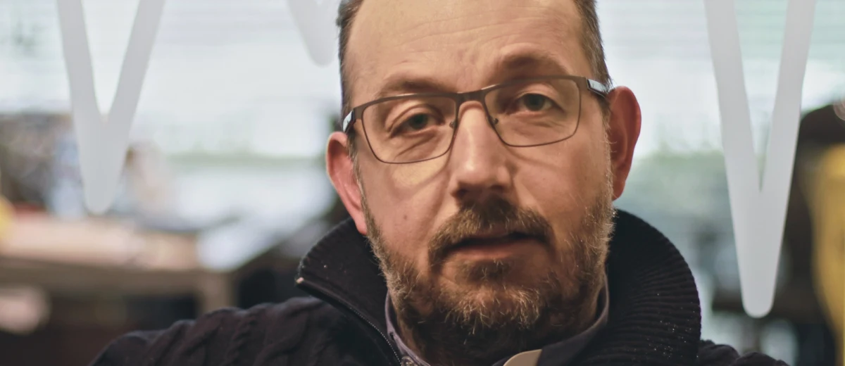 "Święta w więzieniu wyglądają smutno, bezwzględnie. W więzieniu po prostu nie da się - z racji braku najbliższych osób - fajnie spędzić świąt" - mówi w Porannej rozmowie w RMF FM ks. Adam Jabłoński, naczelny kapelan więziennictwa. "Wielkanoc wygląda jak każda niedziela. Czyli po prostu dzień, w którym niewiele się dzieje" - dodaje gość Roberta Mazurka. "Za murem po prostu nie zwracasz uwagi, czy ktoś jest mordercą, gwałcicielem, pedofilem. Nie wnikasz, po prostu spotykasz człowieka. Ja sam zauważyłem u siebie, że gadam z kimś, kto zabił na przykład 3-4 osoby: 'o, jaki fajny gość' - gadamy sobie o jego życiu, o przyszłości, o tym, co możemy zrobić ciekawego. Po prostu nie myślisz o tym. Jakoś tam wchodzisz i widzisz normalnych ludzi. To są ludzie" - podkreśla ks. Adam Jabłoński.