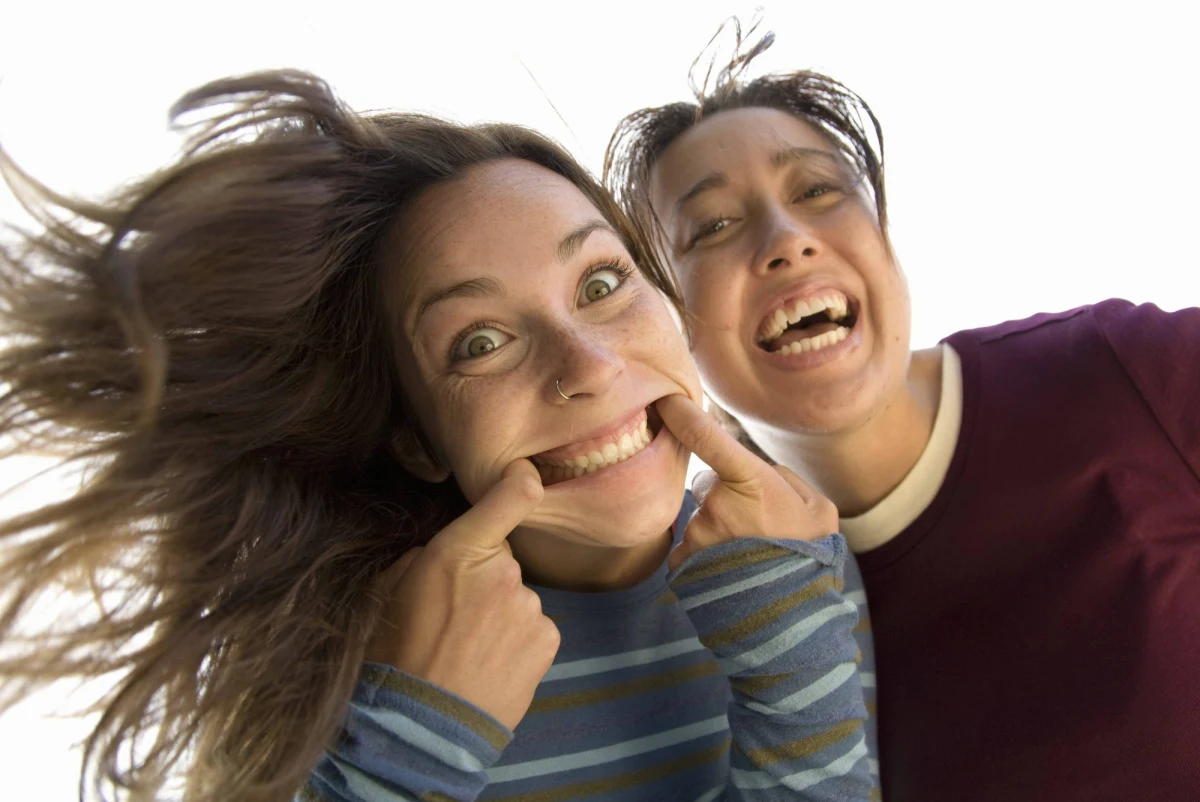 Miny i grymasy twarzy nie służą nam do prostego wyrażania nastrojów czy emocji, lecz do osiągania konkretnych celów - twierdzą psycholodzy z University of California w Santa Barbara i De Montfort University w Wielkiej Brytanii. Ich zdaniem miny mają charakter strategiczny, posługujemy się nimi do nakłaniania otoczenia do pożądanych przez nas reakcji lub wręcz wymuszania pasujących nam zachowań. Pisze o tym w najnowszym numerze czasopismo "Trends in Cognitive Sciences". Czy kiedykolwiek robicie miny, gdy jesteście sami? - pytają autorzy. No właśnie...