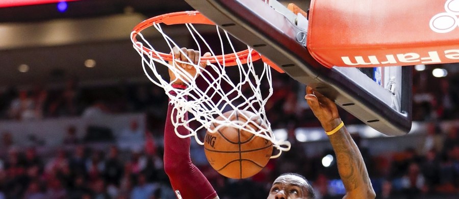 LeBron James rzucił 41 punktów dla Cleveland Cavaliers w wygranym 118:105 meczu ligi koszykówki NBA z Charlotte Hornets i zdobył co najmniej 10 pkt w 866. spotkaniu z rzędu, czym wyrównał rekord słynnego Michaela Jordana, obecnie... właściciela klubu z Charlotte. James, który w środę zanotował także 10 zbiórek i osiem asyst, rozpoczął niezwykłą serię 6 stycznia 2007 roku. Jordan rekord ustanawiał w latach 1986-2001.
