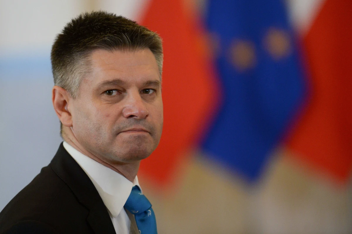 "Zawsze, kiedy PiS ma kłopoty, kiedy ma gwałtowne spadki w sondażach, kiedy ma wielkie problemy wizerunkowe z nagrodami, kogoś się w sposób pokazowy aresztuje" - tak szef klubu PO Sławomir Neumann skomentował zatrzymanie w śledztwie dot. afery hazardowej wiceministra finansów w rządzie PO-PSL Jacka Kapicy. Zgoła inaczej sprawę widzi rzeczniczka PiS Beata Mazurek. "To pokazuje jedno: że wymiar sprawiedliwości działa" - oświadczyła.