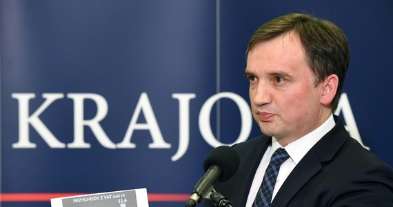 10 lat więzienia grozi Jackowi Kapicy. CBA zatrzymało b. wiceministra finansów w latach 2008-15 i b. szefa służby celnej w czwartek rano na polecenie prokuratury w Białymstoku. Zastępca prokuratura generalnego Bogdan Święczkowski - jeszcze przed postawieniem zarzutów byłemu wiceministrowi finansów w rządzie PO-PSL - poinformował, że Kapica ma odpowiadać za niedopełnienie obowiązków w celu osiągnięcia korzyści majątkowej.