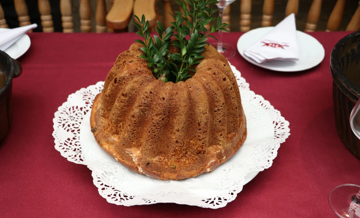 Sekrety świątecznej kuchni ujawnił nam znany krakowski restaurator – Jacek Łodziński. Prezenterzy porannych Faktów w RMF FM – Magdalena Wojtoń i Bogdan Zalewski – podpatrywali, jak się przygotowuje i piecze tradycyjną krakowską wielkanocną babę. Potem jej posmakowali. Palce lizać! 