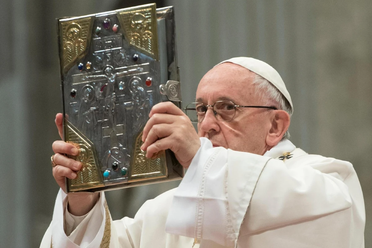 ​Papież Franciszek podczas mszy w Wielki Czwartek przestrzegł księży przed pokusą czynienia "bożków" i narzędzi władzy z abstrakcyjnych prawd. Taka postawa, dodał, oddala ludzi, a kapłan musi być zawsze blisko nich i rozmawiać z nimi, także z niewierzącymi. Zwracając się w homilii do kapłanów diecezji rzymskiej i na całym świecie w dniu, który jest ich świętem, Franciszek położył nacisk na znaczenie postawy bliskości.