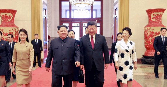 Media na całym świecie odnotowały nieoczekiwaną wizytę przywódcy Korei Północnej w Chinach. Ale to jego żona przykuła największą uwagę internautów. Wzbudziła tak duże zainteresowanie, że w Chinach zablokowano możliwość wyszukiwania jej imienia w sieci.  