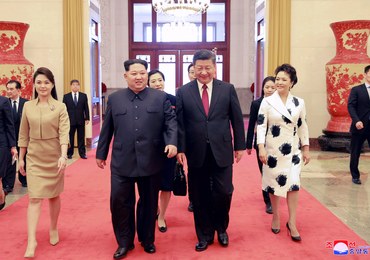 Kim Dzong Un pokazał światu żonę. Ri Sol-Ju skradła jego show w Chinach