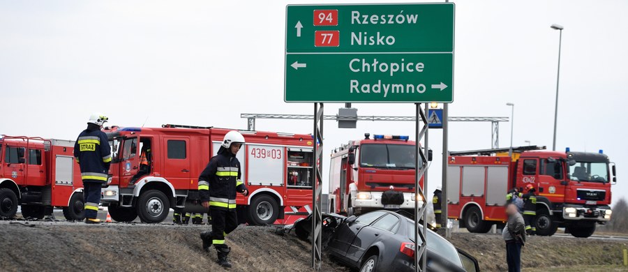 10 osób trafiło do szpitala po karambolu na obwodnicy Radymna na Podkarpaciu. Uczestniczyły w nim trzy auta osobowe i bus relacji Rzeszów - Przemyśl.
