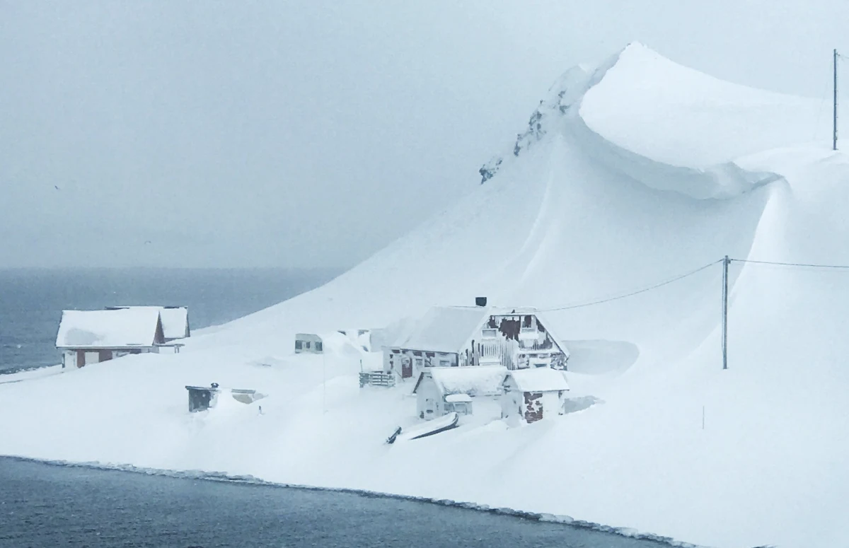Rodzina Andreassenów już przygotowała się do wyjazdu, by jak co roku spędzić święta wielkanocne w swoich górskim domu. W ostatniej chwili odwołali swoje plany po tym, jak sąsiedzi wysłali im zdjęcie. Widać na nim olbrzymi płat śniegu zwisający nad dachem ich domu. Wygląda to tak, jakby lada chwila śnieg miał spaść na dom. 