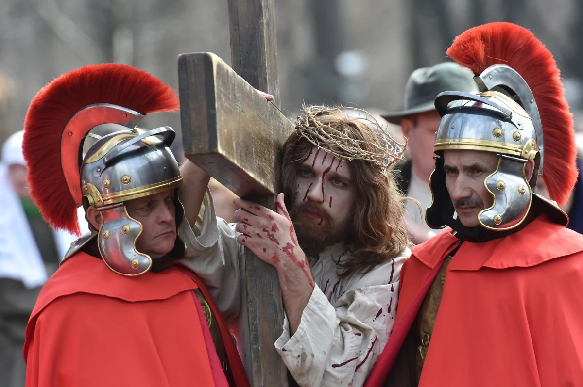 Dziś Wielki Piątek - dzień upamiętniający śmierć Jezusa Chrystusa na krzyżu. Wielu wiernych w całej Polsce odwiedzi dziś kalwarie – sanktuaria, w których wierni rozpamiętują Mękę Pańską. Nazwa wywodzi się od wzgórza, na którym ukrzyżowany został Pan Jezus. Określane jest ono właśnie Golgotą lub Kalwarią. 
