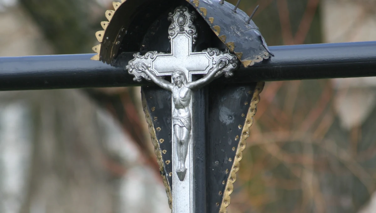 Wielki Piątek to dzień ukrzyżowania Chrystusa - dzień męki i śmierci Jezusa, dzień naszego odkupienia, bo wierzymy, że dokonało się ono przez mękę i śmierć Chrystusa na krzyżu - powiedział PAP prymas Polski abp Wojciech Polak. 