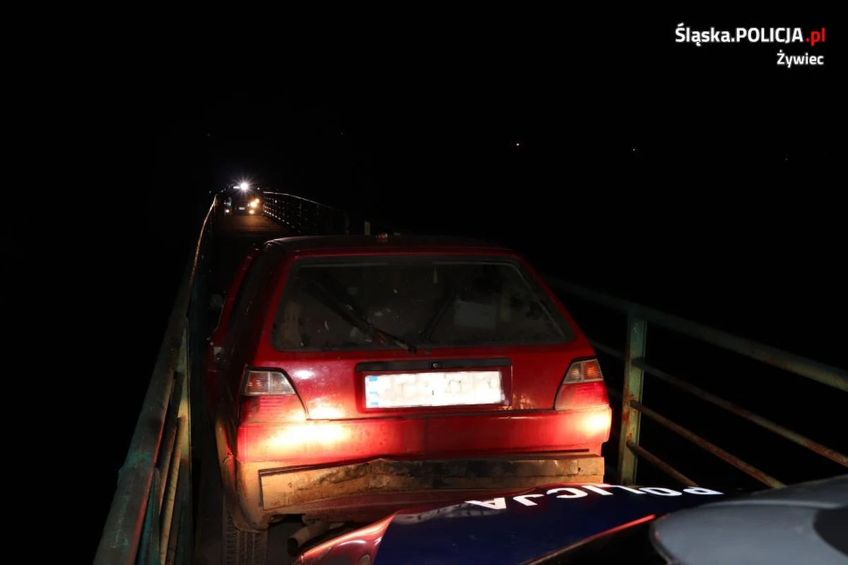 Do 5 lat więzienia grozi 19-latkowi z powiatu żywieckiego, który podczas policyjnego pościgu wjechał na kładkę dla pieszych. Młody mężczyzna tłumaczył, że uciekał przed policją, bo… nie miał prawa jazdy.