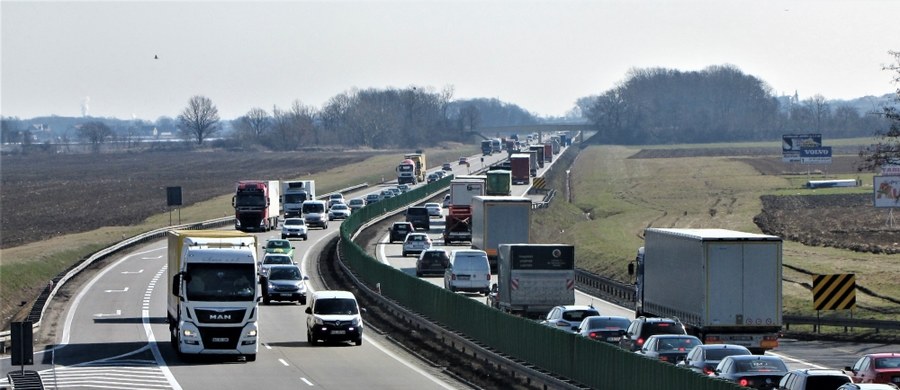 Roczne dziecko zostało ranne w wypadku na 147. km autostrady A2 w kierunku Warszawy. Do zdarzenia doszło na wysokości Dopiewa, czyli w okolicy zjazdu na zachodnią obwodnicę Poznania. Zderzyło się tam audi z volkswagenem. 