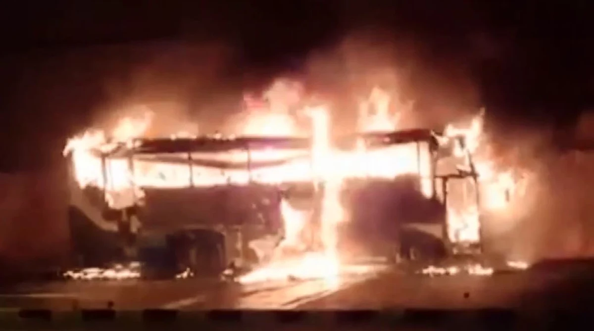 Co najmniej 21 osób zginęło w pożarze autokaru przewożącego birmańskich pracowników w prowincji Tak w Tajlandii. 27 pracownikom udało się uciec z płonącego autobusu. Część z nich było rannych i zostało przetransportowanych do szpitali.