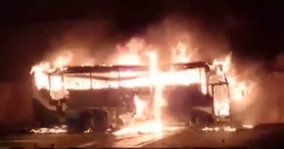 Co najmniej 21 osób zginęło w pożarze autokaru przewożącego birmańskich pracowników w prowincji Tak w Tajlandii. 27 pracownikom udało się uciec z płonącego autobusu. Część z nich było rannych i zostało przetransportowanych do szpitali.