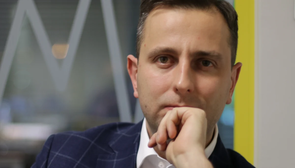 Prezydent Andrzej Duda, wetując tzw. ustawę degradacyjną, po raz kolejny ratuje sytuację polityczną dla PiS; emocje społeczne były po stronie przeciwników tych przepisów - prezydent lepiej wyczuwa ten nastrój niż rząd i większość parlamentarna - ocenił szef PSL Władysław Kosiniak-Kamysz. 