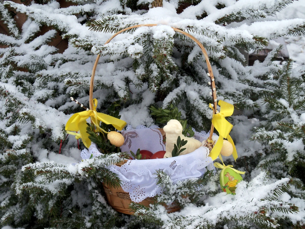 Święta Wielkanocne przyniosą całą paletę zjawisk pogodowych - będą opady deszczu, a nawet śniegu, wiosenne burze i ciepłe, słoneczne momenty.