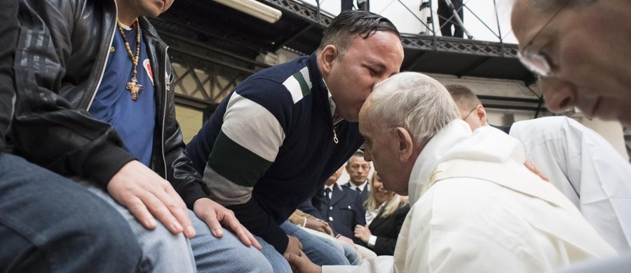 Franciszek lubi zaskakiwać swoją spontanicznością i bezpośrednim kontaktem z wiernymi. Tradycyjnie w Wielki Czwartek, ojciec święty sprawował liturgię Wieczerzy Pańskiej poza Watykanem, w więzieniu Regina Caeli na Zatybrzu w Rzymie. Podczas kazania stwierdził, że jest chory i w przyszłym roku planuje operację.