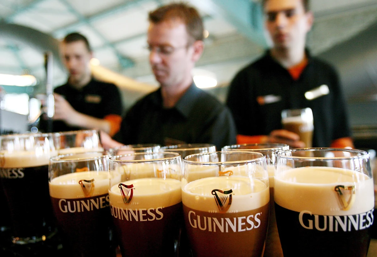 Guinness lał się strumieniami w irlandzkich pubach w Wielki Piątek po raz pierwszy od 90 lat. Wcześniej prawo zabraniało podawania w tym dniu napojów alkoholowych.