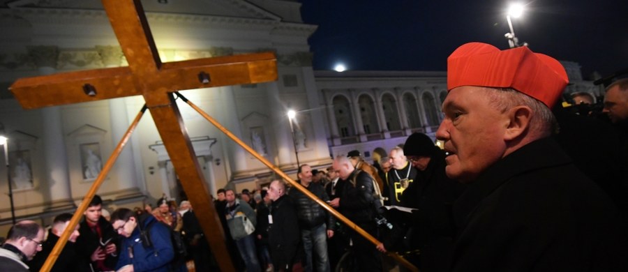 Wyszliśmy Drogą Krzyżową nie po to, aby protestować; idziemy po to, by modlić się i zaznaczyć naszą obecność w Warszawie, jako chrześcijan, którzy chcą być duszą tego miasta - mówił w Wielki Piątek podczas Drogi Krzyżowej metropolita warszawski kard. Kazimierz Nycz.