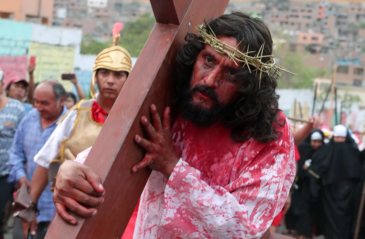 Osiem osób na północy Filipin zgodnie z miejscową tradycją dało się przybić do krzyży w Wielki Piątek. Jak tłumaczą, chcą w ten sposób upamiętnić cierpienie Jezusa. W miejscowościach położonych na północ od filipińskiej Manili, tysiące ludzi wzięło udział w piątkowej drodze krzyżowej. 