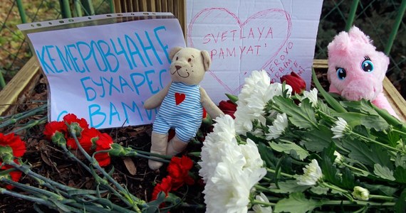 ​11-letni chłopiec, którego rodzice i siostra zginęli w pożarze w centrum handlowym w rosyjskim Kemerowie, z pomocą psychologów próbuje oswoić się ze swoją stratą. 11-latek przeżył, ponieważ ojciec wypchnął go przez okno, kiedy ogień się rozprzestrzeniał.