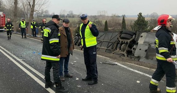 Przed południem do groźnie wyglądającego wypadku doszło na trasie numer 34 w Świebodzicach na Dolnym Śląsku. Samochód osobowy zderzył się z autobusem, po czym autokar wjechał do rowu. 