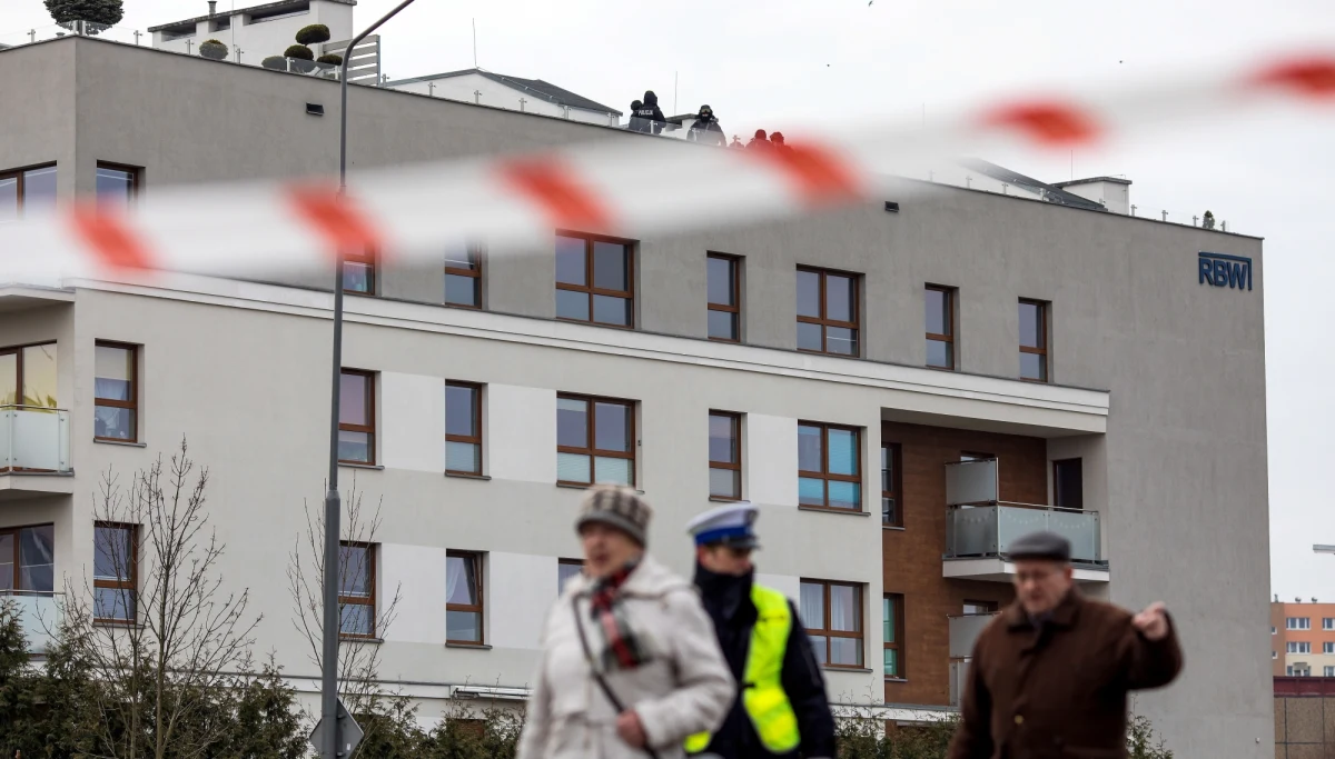 Koniec policyjnej akcji w Poznaniu. W jednym z mieszkań w bloku zabarykadował się mężczyzna, który był uzbrojony. Po 16 godzinach oddał się jednak w ręce funkcjonariuszy.