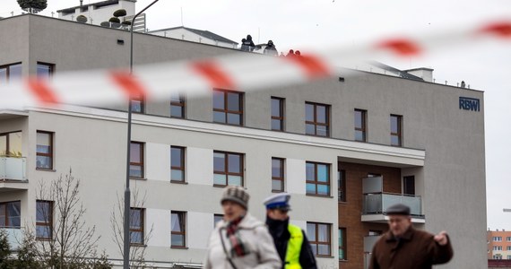 Koniec policyjnej akcji w Poznaniu. W jednym z mieszkań w bloku zabarykadował się mężczyzna, który był uzbrojony. Po 16 godzinach oddał się jednak w ręce funkcjonariuszy.