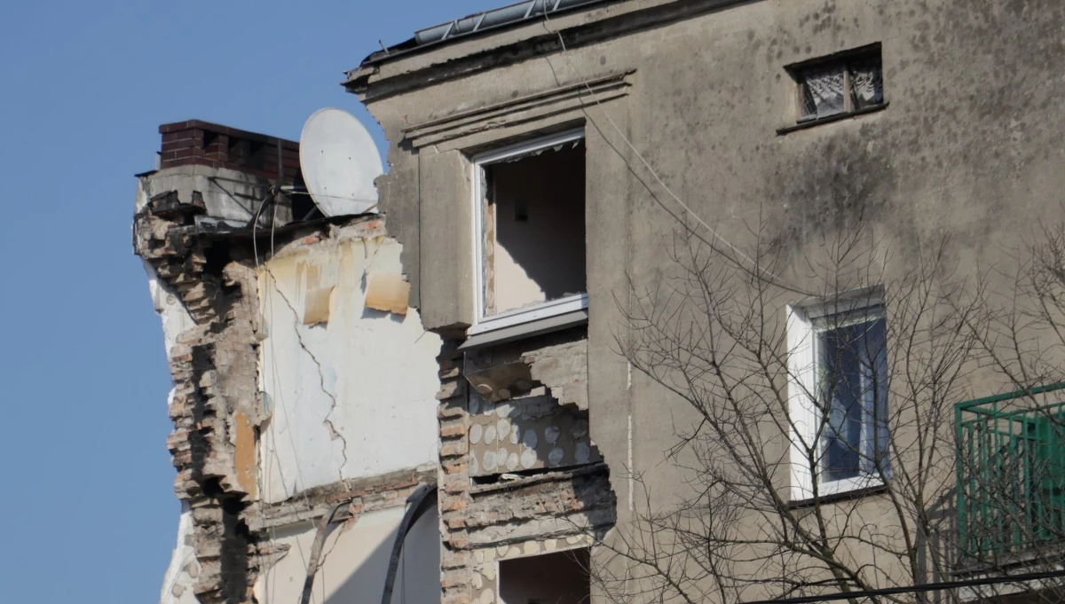 Mija prawie miesiąc od momentu wybuchu kamienicy na poznańskim Dębcu. Dokładnie 4 marca, przed ósmą rano, jej mieszkańców obudził huk - najpierw wybuchającego gazu, później walących się gruzów. Ci, którym udało się uciec - wzięli ze sobą tylko to co mieli pod ręką. W katastrofie zginęło pięć osób i ponad 20 zostało rannych. Kamienica została już w całości wyburzona. Została z niej jedynie sterta gruzu.