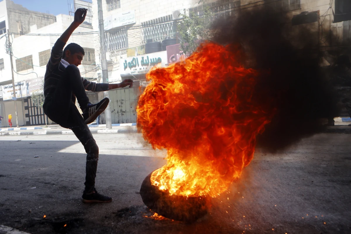 ​Palestyńczycy strajkują i obchodzą żałobę w związku ze śmiercią 16 mieszkańców Strefy Gazy zabitych w wyniku piątkowych starć między armią izraelską a protestującymi Palestyńczykami. Do żałoby wzywał prezydent Palestyny Mahmud Abbas. W związku z apelem prezydenta na Zachodnim Brzegu Jordanu, w Strefie Gazy i Jerozolimie Wschodniej szkoły, instytucje publiczne oraz sklepy prywatne pozostają zamknięte. Sobota zazwyczaj jest dniem pracującym dla większości Palestyńczyków.