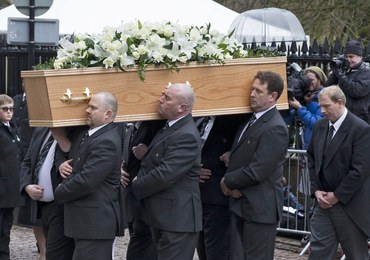 Uroczystości pogrzebowe Stephena Hawkinga. Symboliczne kwiaty na trumnie