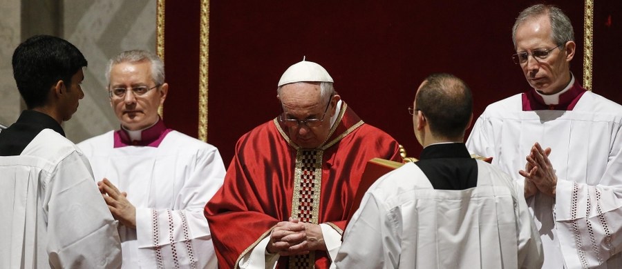 Papież Franciszek w homilii podczas mszy Wigilii Paschalnej w Wielką Sobotę mówił, że nigdy nie można milczeć w obliczu niesprawiedliwości. Do milczenia uczniów Jezusa wobec jego męki porównał brak reakcji na cierpienie wielu ludzi w naszych czasach. W homilii papież powiedział: "Odczuwamy ciężar milczenia w obliczu śmierci Pana; milczenia, w którym każdy z nas może się rozpoznać".