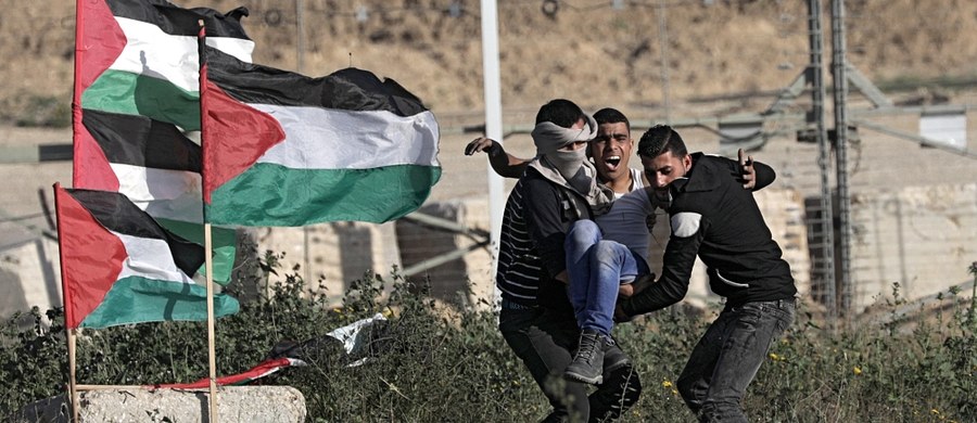 ​Około 70 Palestyńczyków odniosło w sobotę rany postrzałowe w trakcie interwencji wojsk izraelskich przeciwko tłumom demonstrantów na granicy Strefy Gazy z Izraelem - poinformowały palestyńskie służby medyczne.