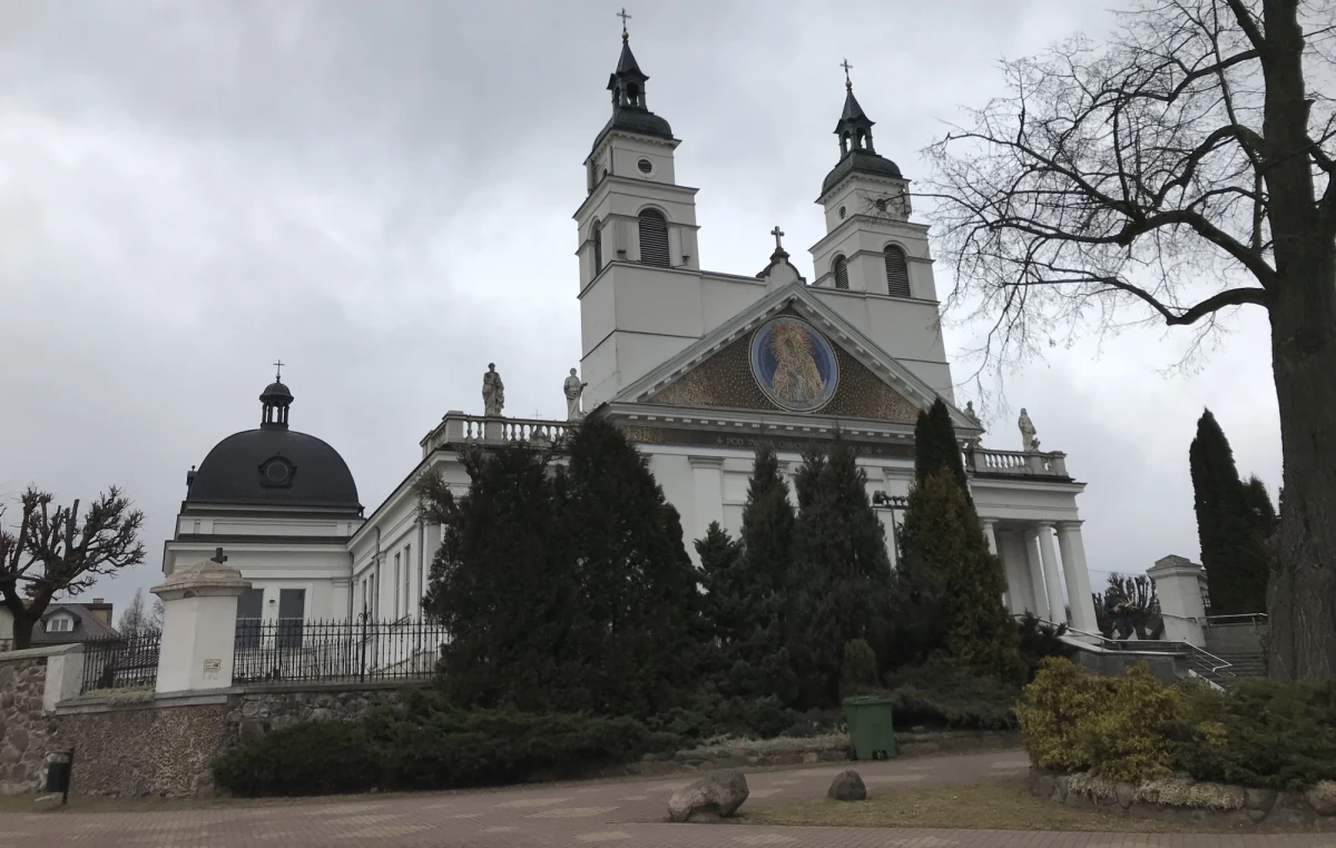 W niedzielę 12 października 2008 roku podczas mszy rozpoczynającej się w kościele parafialnym pw. św. Antoniego w Sokółce o godzinie 8.30, w trakcie udzielania komunii jednemu z kapłanów opłatek wypadł na stopień ołtarza. Ksiądz przerwał udzielanie komunii, podniósł go i, zgodnie z przepisem liturgicznym, włożył do vasculum - małego naczynia z wodą, stojącego zwykle przy tabernakulum, służącego kapłanowi do obmycia palców po udzielaniu komunii świętej. Komunikant eucharystyczny miał się w tym naczyniu rozpuścić. Tak się jednak nie stało...