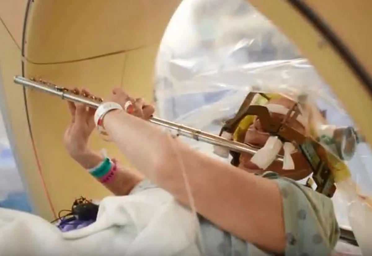 Anna Henry "zaczarowała" chirurgów, grając na flecie w trakcie operacji mózgu. Swojego mózgu! Pacjentka szpitala w Houston w Teksasie była znieczulona, ale przytomna i świadoma tego, co się wokół niej dzieje. Poddała się operacji, ponieważ drżenie rąk - towarzyszące jej od dzieciństwa - niszczyło jej karierę muzyczną.