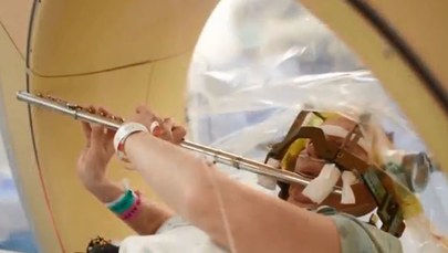 Symfonia w trakcie operacji mózgu. To pacjentka grała na flecie podczas zabiegu!