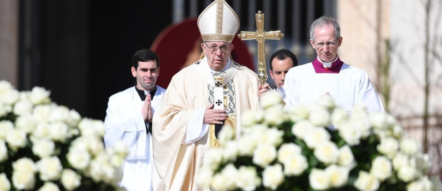 Papież Franciszek w wielkanocnym orędziu wygłoszonym w Watykanie powiedział, że zmartwychwstanie Jezusa przynosi nadzieję światu, gdzie panuje niesprawiedliwość i przemoc. Apelował do sumień przywódców świata, by położyć kres "eksterminacji" w Syrii. Wzywał do modlitwy o pojednanie w Ziemi Świętej i dialog na Półwyspie Koreańskim.