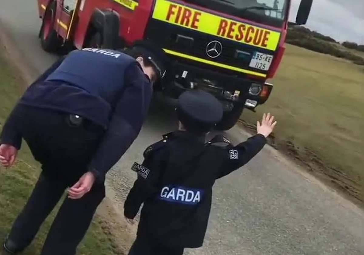Ma niespełna 6 lat, ale swoją siłą i hartem ducha mógłby zawstydzić niejednego dorosłego. Ceejay McArdle od drugiego roku życia walczył z białaczką. Zwyciężył! 2 lutego był ostatnim dniem jego chemioterapii. Po zakończeniu leczenia mały Irlandczyk postanowił zrealizować swoje wielkie marzenie... został policjantem! 26 marca założył policyjny mundur i w asyście funkcjonariuszy przeprowadzał kontrole drogowe nieopodal irlandzkiego miasteczka Curragh &amp; Kilcullen. Zobaczcie urzekający film!